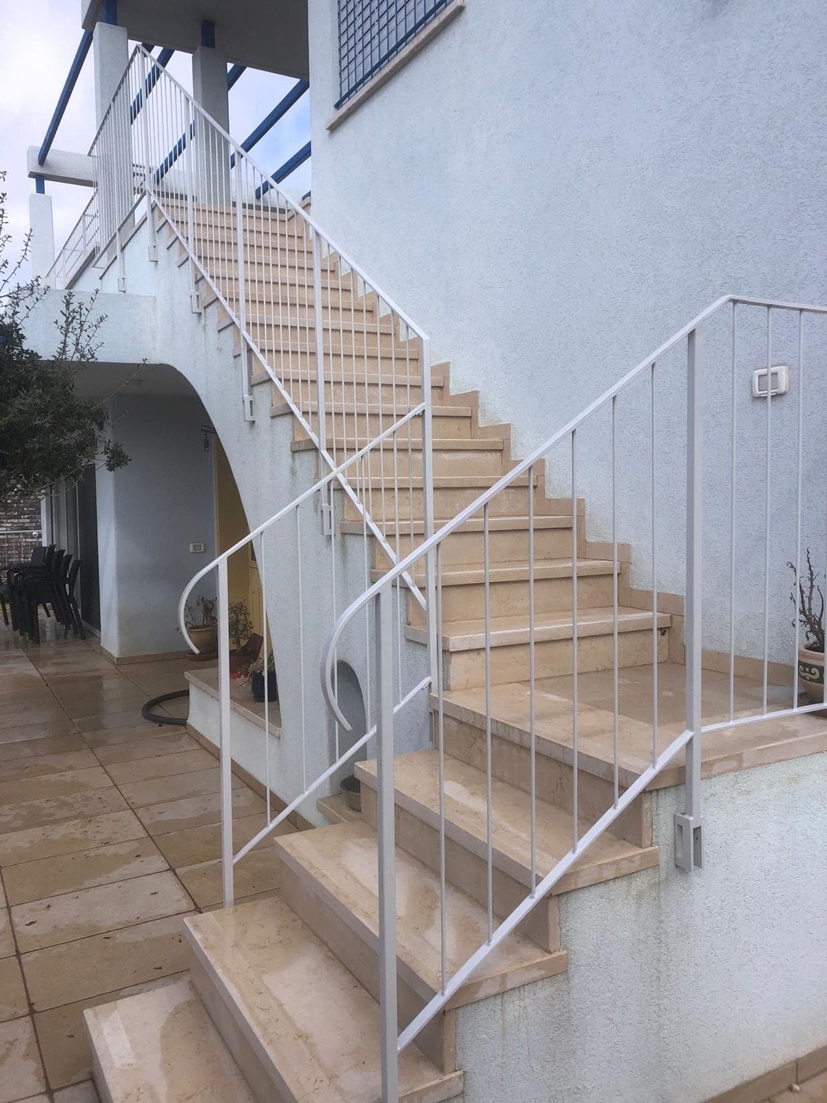 מעקה למדרגות חוץ בצבע לבן