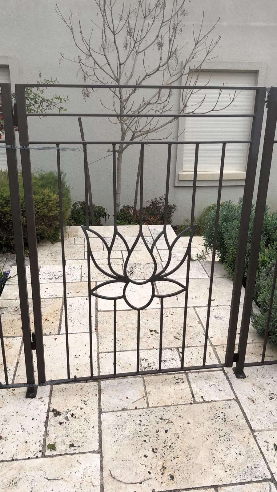 שער כניסה מעוצב עם פרח לוטוס בעבודת יד